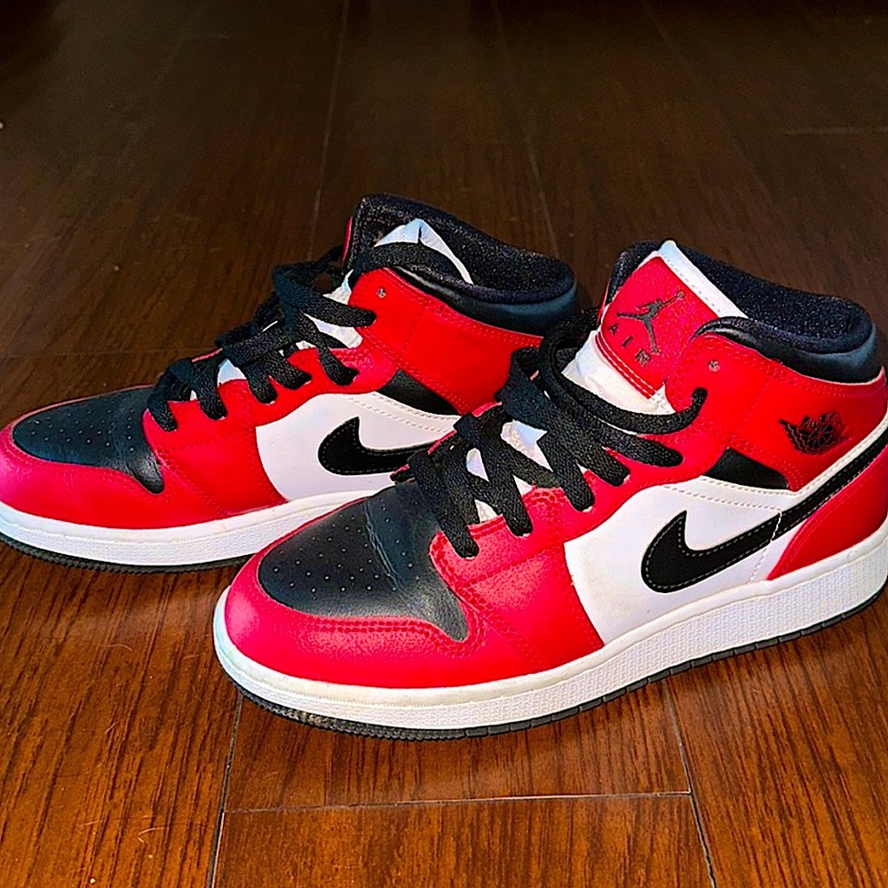 Jordan 1 Mid
Chicago Toe